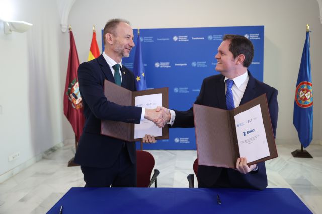 El Rector firmando la cátedra junto al gerente de la compañía, Pedro Saura Bolea, egresado de la UPCT - 2, Foto 2