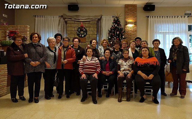 La Asociación de Amas de Casa de las Tres Avemarías celebró su tradicional comida de Navidad - 1, Foto 1