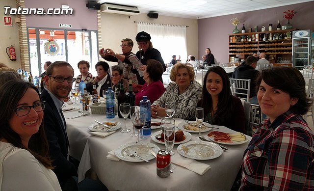 La Asociación de Amas de Casa de las Tres Avemarías celebró su tradicional comida de Navidad, Foto 2