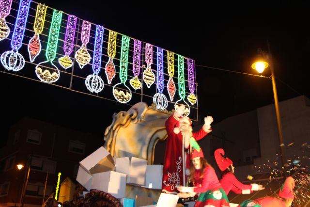 Papá Noel recorre las calles de San Pedro del Pinatar en el desfile Fantasía de Navidad - 1, Foto 1