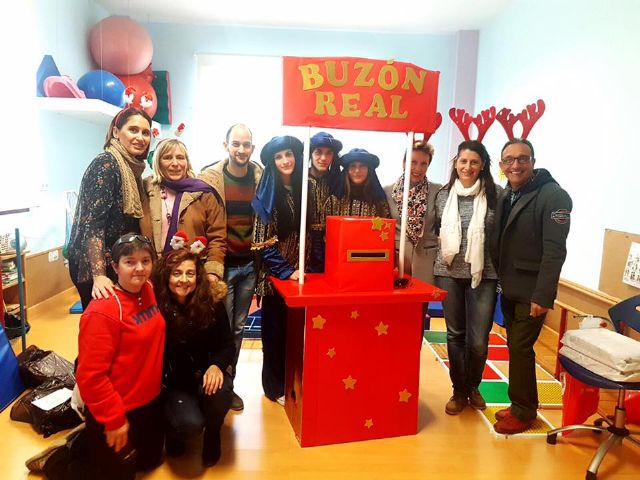 Mensajeros reales, entrega de juguetes y gran chocolatada, en la V Navidad Solidaria de Juventudes Socialistas con el CDIAT Fina Navarro de Lorca - 1, Foto 1