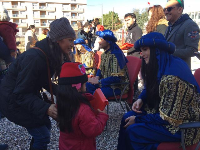 Mensajeros reales, entrega de juguetes y gran chocolatada, en la V Navidad Solidaria de Juventudes Socialistas con el CDIAT Fina Navarro de Lorca - 5, Foto 5