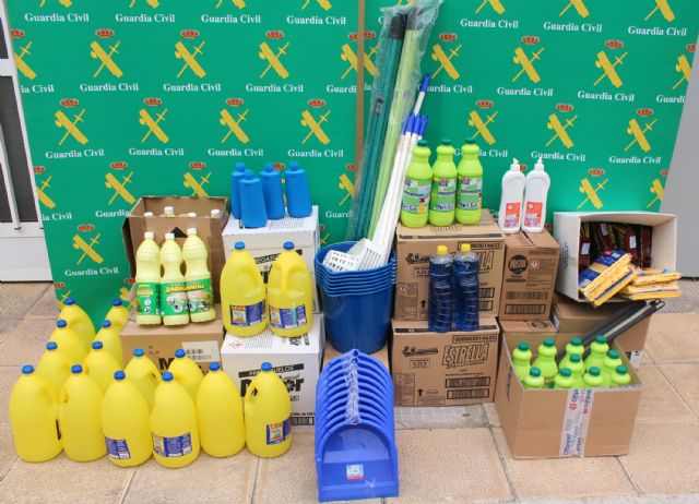 La Guardia Civil dona a Jesús Abandonado un centenar de productos de limpieza - 2, Foto 2