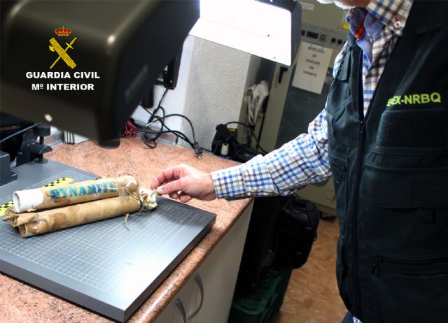 La Guardia Civil retira un artefacto explosivo simulado en una mina - 1, Foto 1