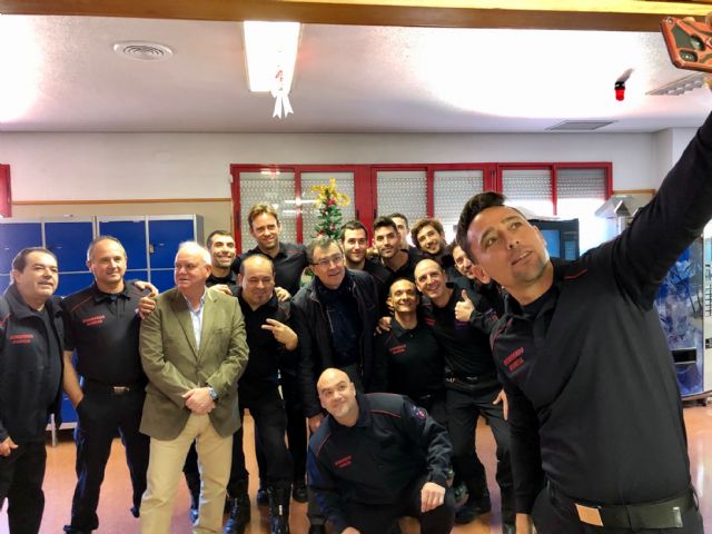 Murcia da las gracias a los 300 policías, bomberos y efectivos de protección Civil que permanecen de guardia en Navidad - 1, Foto 1