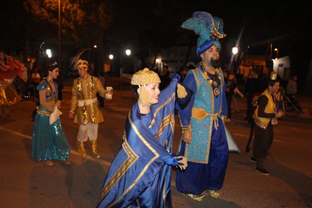 Papá Noel recorre las calles de San Pedro del Pinatar en el desfile “Fantasía de Navidad” - 5, Foto 5