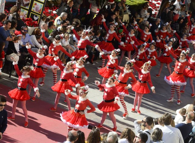 Papá Noel recorre Murcia en un gran desfile con 500 bailarines, elfos y personajes infantiles - 1, Foto 1