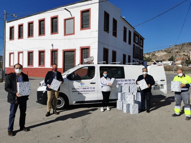 Los trabajadores de Aguas de Lorca donan 70 cestas de Navidad a la ONG 'El Buen Camino' - 1, Foto 1