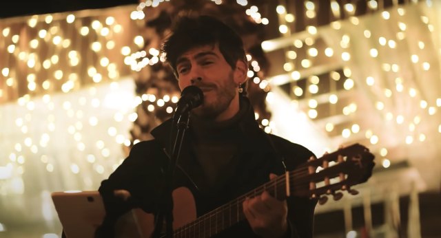 Cerca de medio millón de reproducciones en el homenaje a la música callejera de Eneko Díaz con su single Monedita a mis pies - 1, Foto 1