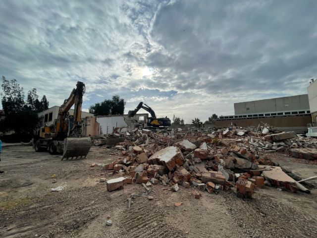 El Ayuntamiento de Lorca lleva a cabo el derribo de las antiguas naves industriales necesario para la remodelación y ampliación del actual parque del barrio de San Antonio - 1, Foto 1