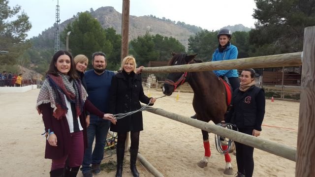 Familia activa un servicio pionero de terapia psicológica con caballos para mujeres víctimas de violencia de género y menores - 1, Foto 1