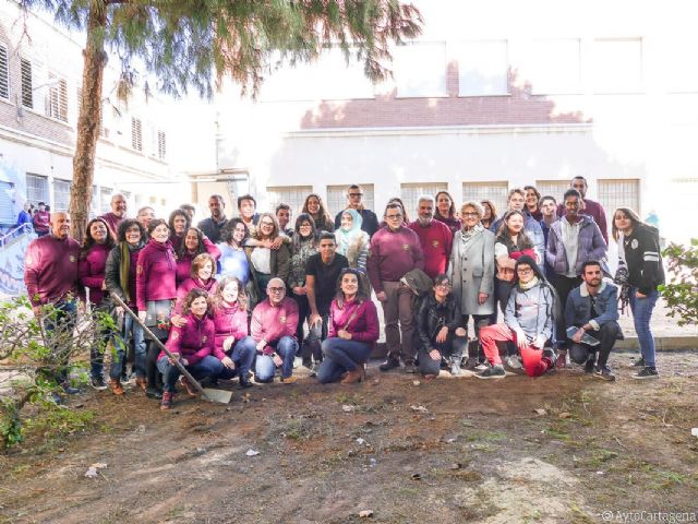 Alumnos del IES Isaac Peral entierran una cápsula del tiempo en el jardín del centro con recuerdos de su medio siglo de vida - 1, Foto 1