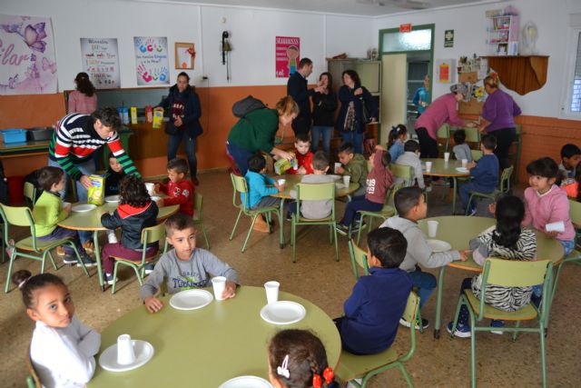 El Colegio Ramón y Cajal y el Colegio URCI han compartido un desayuno saludable de convivencia con sus  alumnos de infantil de 3 a 5 años - 3, Foto 3