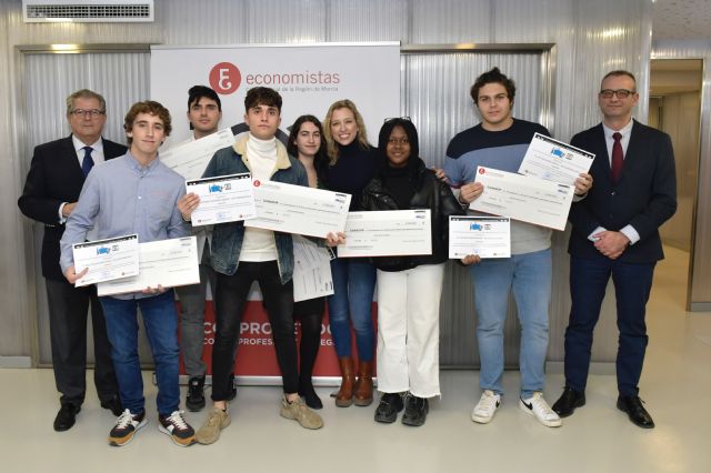 Los alumnos del IES Floridablanca de Murcia ganan el III Concurso de Videos de Educación Financiera organizado por el Colegio de Economistas - 1, Foto 1