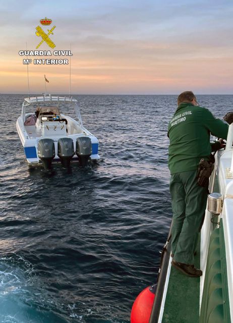 La Guardia Civil sorprende a cuatro personas a bordo de una embarcación robada el día anterior en Altea (Alicante) - 2, Foto 2