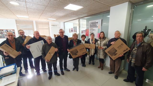 El Ayuntamiento de Molina de Segura dota a las asociaciones de mayores del material necesario para el desarrollo de sus actividades y su gestión como organizaciones - 2, Foto 2
