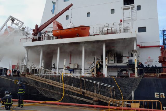 Bomberos de Cartagena intervienen en la extinción del incendio en un buque en el Muelle de Santa Lucía - 1, Foto 1