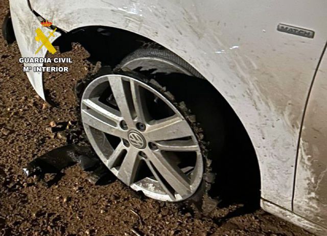 La Guardia Civil detecta en Cartagena a un vehículo circulando sin neumático - 1, Foto 1