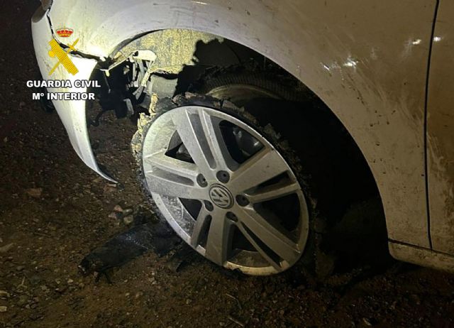 La Guardia Civil detecta en Cartagena a un vehículo circulando sin neumático - 2, Foto 2