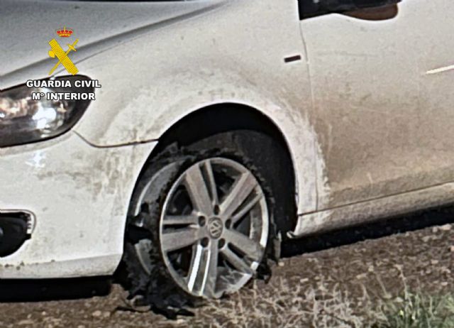 La Guardia Civil detecta en Cartagena a un vehículo circulando sin neumático - 4, Foto 4
