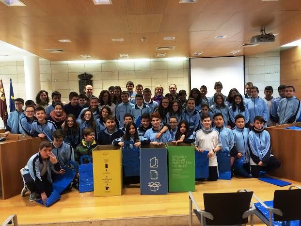 Students of the "La Milagrosa" attend a briefing in which he disclosed the implementation of the recycling process of "Ecoembes", Foto 2
