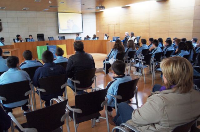 Students of the "La Milagrosa" attend a briefing in which he disclosed the implementation of the recycling process of "Ecoembes", Foto 4