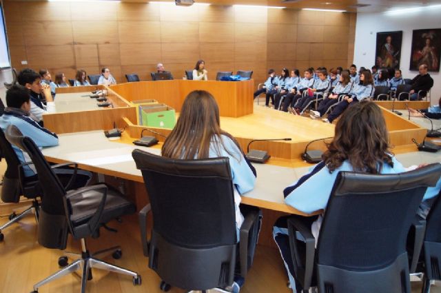 Students of the "La Milagrosa" attend a briefing in which he disclosed the implementation of the recycling process of "Ecoembes", Foto 5