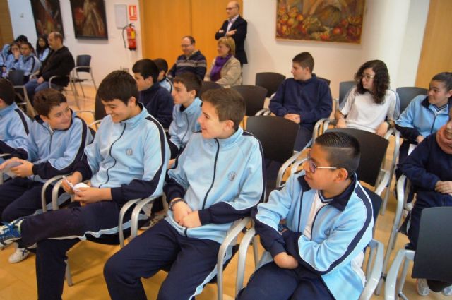 Students of the "La Milagrosa" attend a briefing in which he disclosed the implementation of the recycling process of "Ecoembes", Foto 6