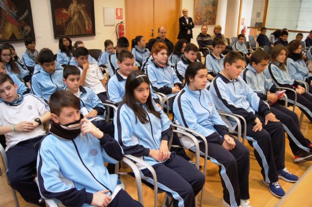 Students of the "La Milagrosa" attend a briefing in which he disclosed the implementation of the recycling process of "Ecoembes", Foto 7