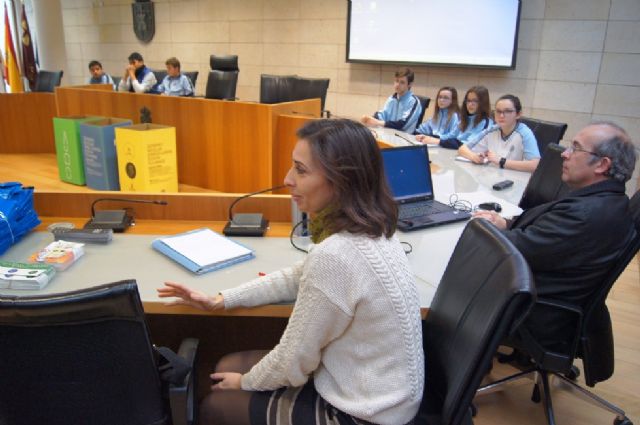 Alumnos del Colegio La Milagrosa asisten a una charla informativa en la que se da a conocer la aplicación del proceso de reciclaje de Ecoembes, Foto 8