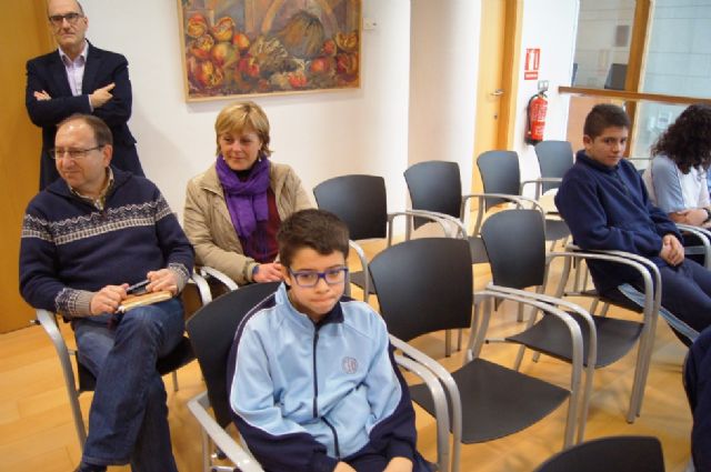 Alumnos del Colegio La Milagrosa asisten a una charla informativa en la que se da a conocer la aplicación del proceso de reciclaje de Ecoembes, Foto 9