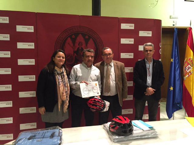 El Ayuntamiento premia a los creadores de los mejores logos de la nueva asociación de usuarios de la bicicleta de la UMU - 1, Foto 1
