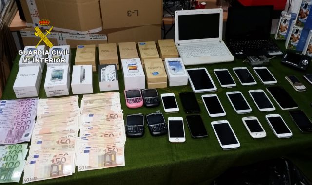 La Guardia Civil detiene a una mujer dedicada a distribuir a gran escala productos falsificados desde Jumilla - 3, Foto 3