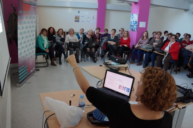 Las mujeres de la asociación Isabel González torreña ya saben más de ginecología y obstreticia - 3, Foto 3