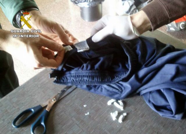 La Guardia Civil detiene in fraganti a una persona que intentaba introducir droga en el Centro Penitenciario Murcia I - 2, Foto 2