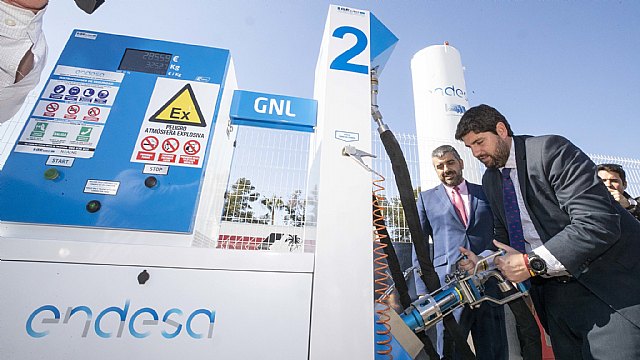 López Miras resalta el compromiso del sector del transporte regional con la movilidad sostenible y el respeto al medio ambiente - 1, Foto 1