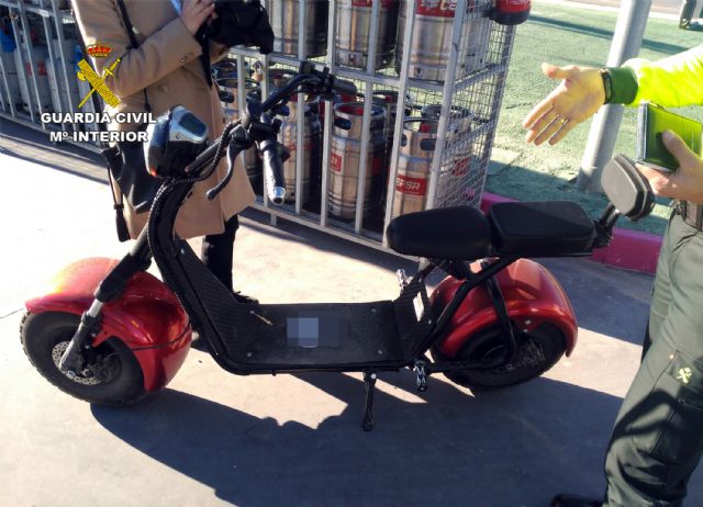 La Guardia Civil investiga al conductor de un patinete eléctrico de grandes dimensiones por carecer de permiso de conducción - 1, Foto 1