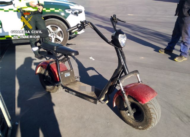 La Guardia Civil investiga al conductor de un patinete eléctrico de grandes dimensiones por carecer de permiso de conducción - 2, Foto 2