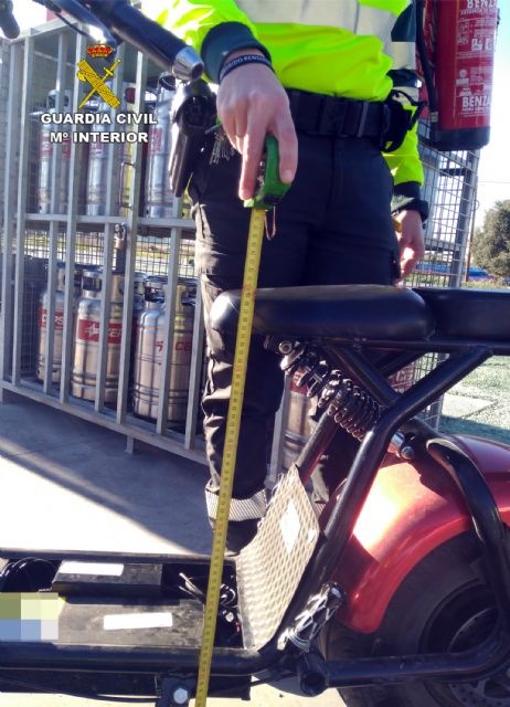 La Guardia Civil investiga al conductor de un patinete eléctrico de grandes dimensiones por carecer de permiso de conducción - 3, Foto 3