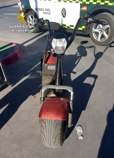 La Guardia Civil investiga al conductor de un patinete eléctrico de grandes dimensiones por carecer de permiso de conducción - 4, Foto 4