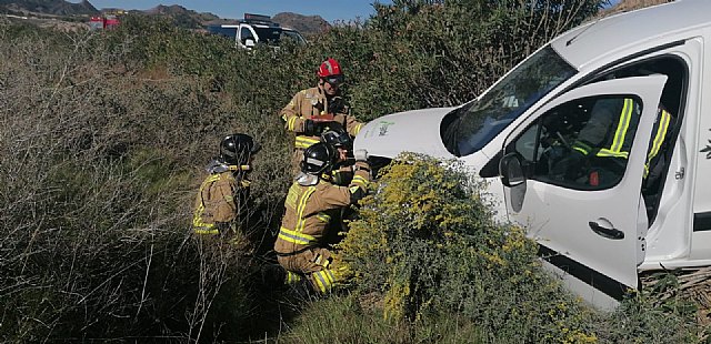 Rescatan y trasladan al hospital al conductor de un vehículo accidentado en Lorca - 1, Foto 1