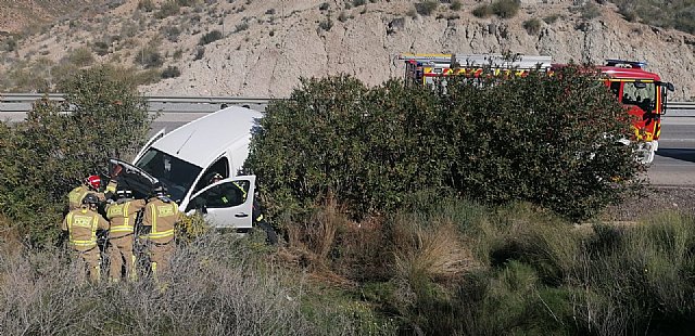 Rescatan y trasladan al hospital al conductor de un vehículo accidentado en Lorca - 2, Foto 2