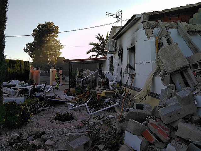 Rescatan de una persona tras el derrumbe del tejado e incendio de su vivienda en Calasparra - 1, Foto 1
