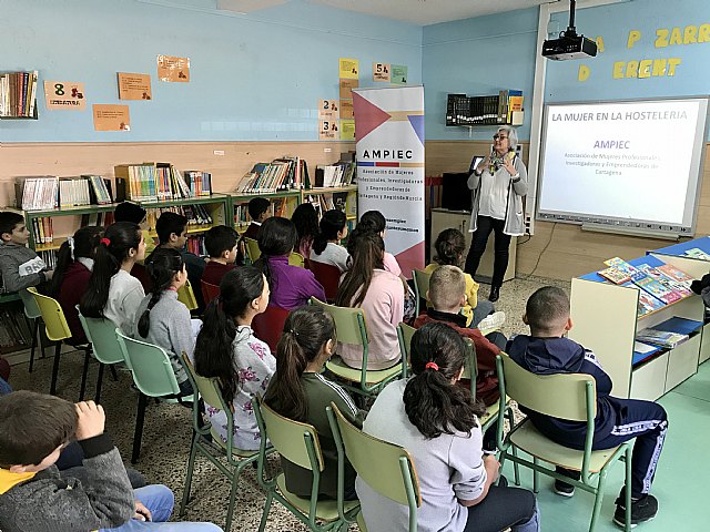 El Proyecto Emprendedoras en el aula, desarrollado por AMPIEC, llega en dos semanas a medio millar de estudiantes - 3, Foto 3