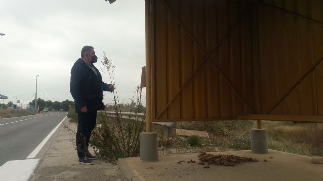 Los vecinos del Camino de Cartagena exigen de nuevo el desbroce y limpieza de los arcenes peatonales, que acumulan 20 meses plagados de basura y matorrales - 1, Foto 1