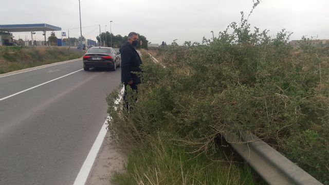 Los vecinos del Camino de Cartagena exigen de nuevo el desbroce y limpieza de los arcenes peatonales, que acumulan 20 meses plagados de basura y matorrales - 2, Foto 2