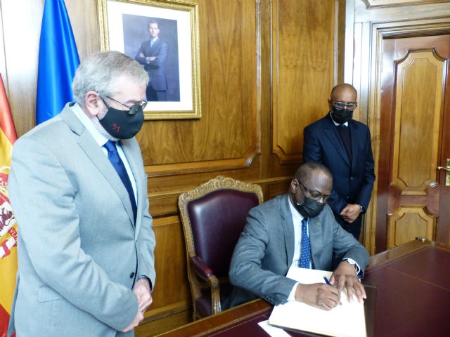 El ministro de Enseñanza Superior de Mauritania traslada al presidente de la Asamblea Regional el gran interés del Gobierno de su país en conocer las técnicas de aprovechamiento de agua de la Región de Murcia - 1, Foto 1