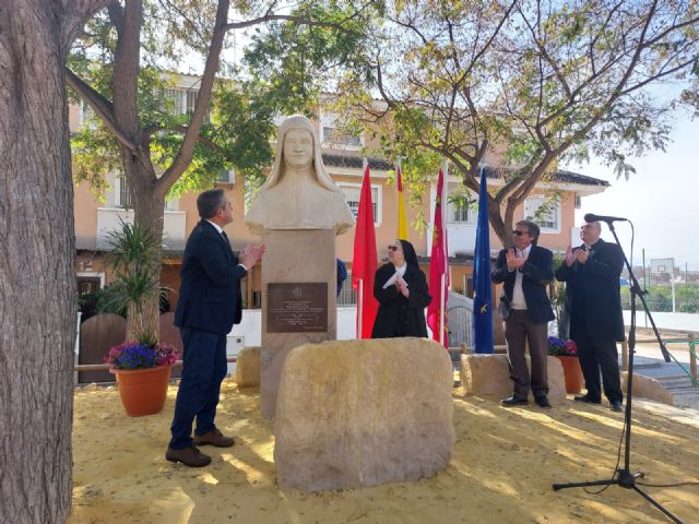 El Ayuntamiento instala una escultura en el Jardín del carril de Caballero en recuerdo a la Beata Piedad de la Cruz - 1, Foto 1