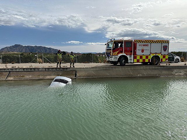 Servicios de emergencia retiran del Canal del Trasvase Tajo-Segura un vehículo sin ocupantes en Fortuna - 2, Foto 2
