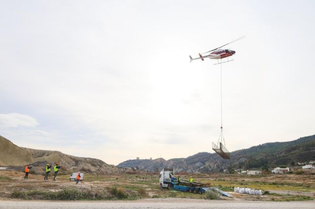 Un helicóptero apoya las labores de adecuación y restauración ambiental del sendero del Cejo de los Enamorados y de la Vía Augusta - 1, Foto 1
